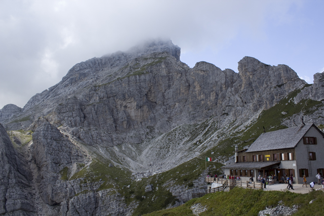 2011-08-18_10-35-21 cadore.jpg - Rif. Coldai unterhalb der Civetta